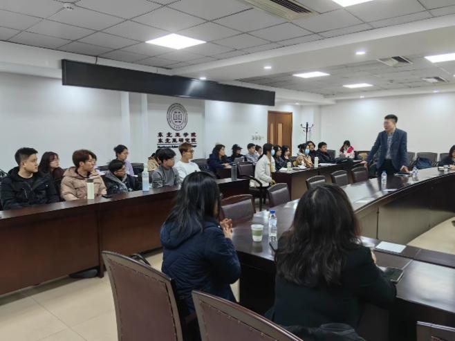 会议室里的人们描述已自动生成